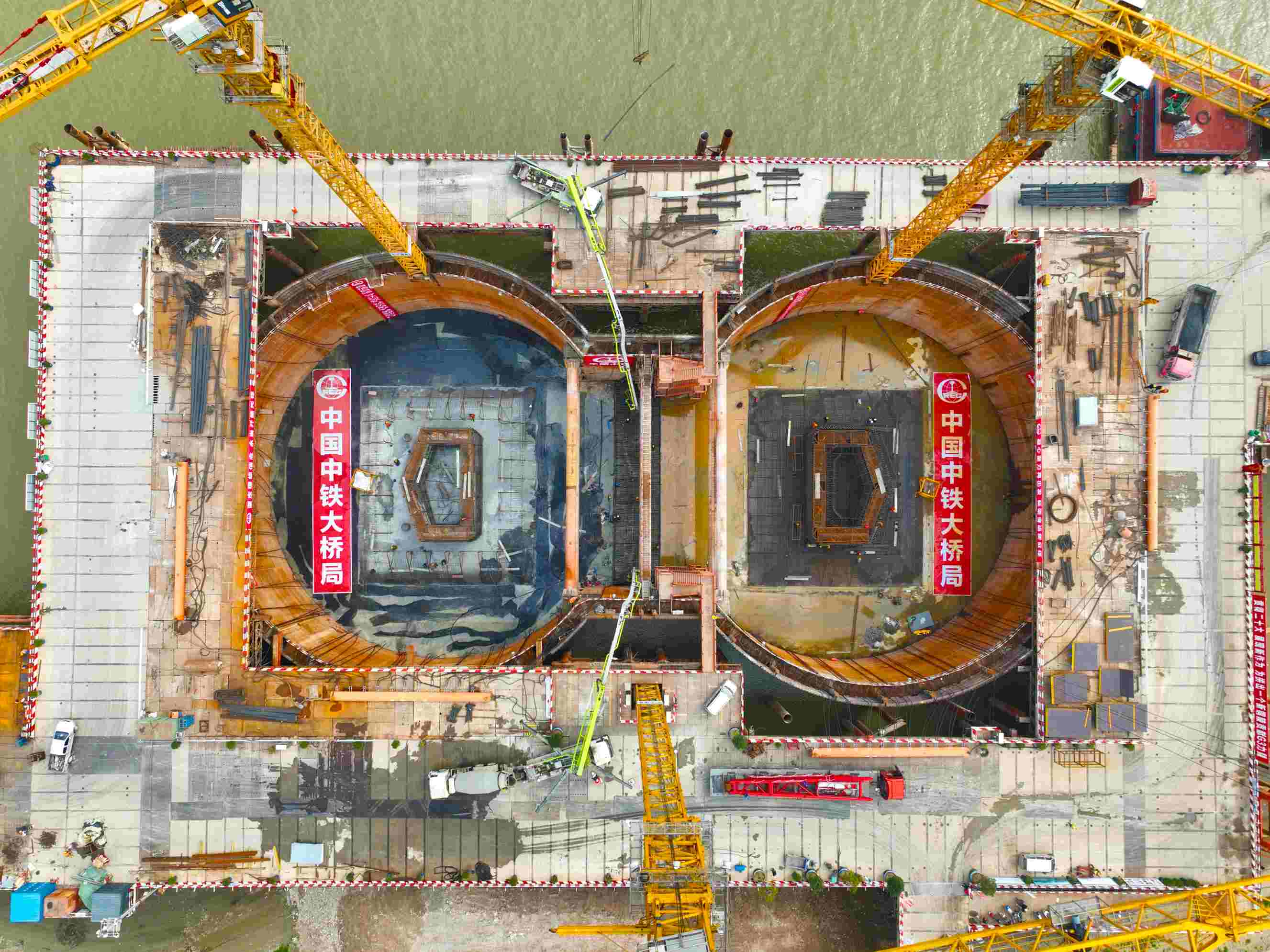 G3铜陵长江公铁大桥3#主墩承台完成浇筑